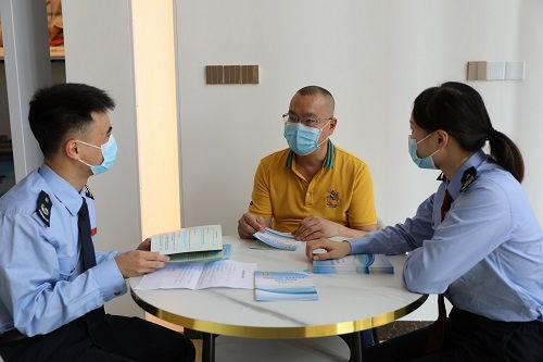 茂名化州稅務(wù)紓困服務(wù)隊助力水產(chǎn)出口企業(yè)復(fù)產(chǎn)復(fù)銷